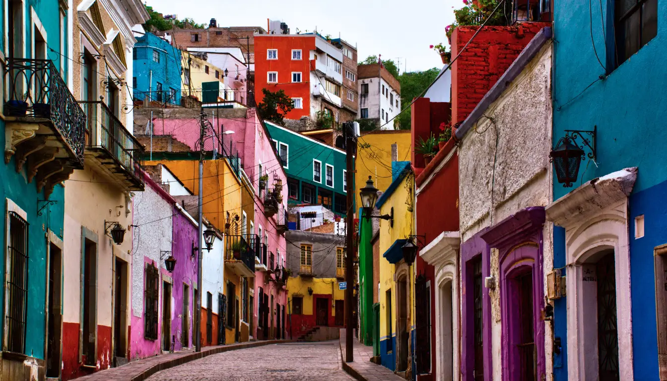 The famous Callejón del Beso (Alley of the Kiss) in Guanajuato with colorful buildings and narrow passage